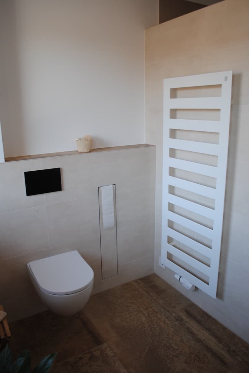 Begehbare Dusche mit Duschkopf und Armatur in Chrom glänzend