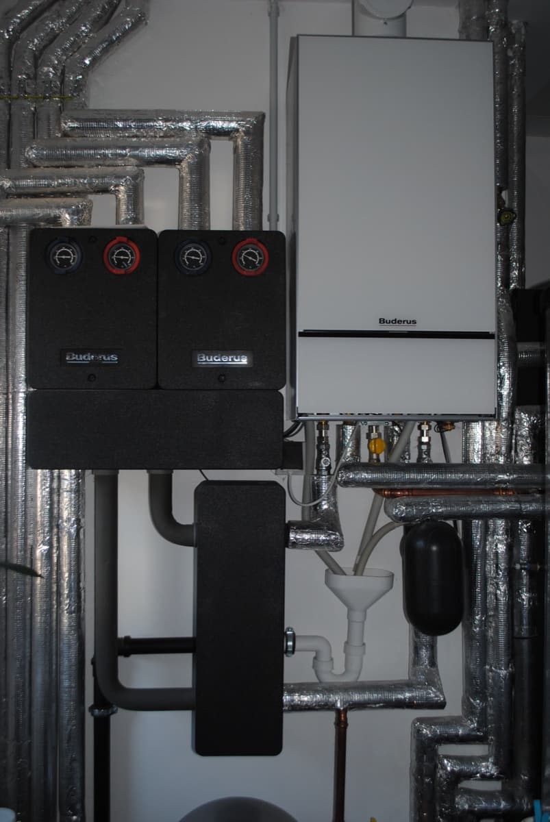 Heizungsanlage mit Heizgerät, Pumpen und Verrohrung